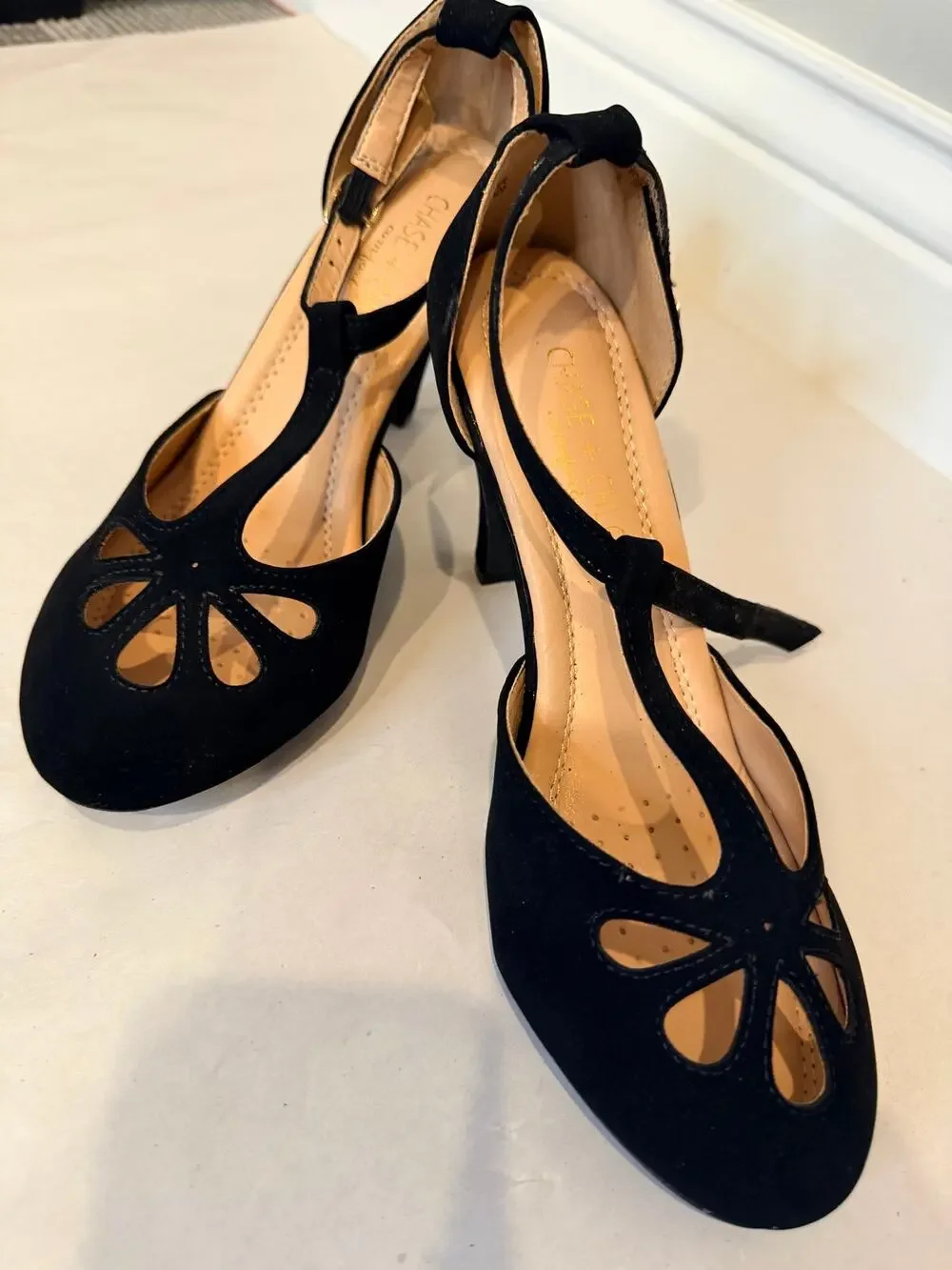 Chase & Chloe Black Kimmy-36 Vintage Cutout T-Strap Mid Heels Size 6 Flaw